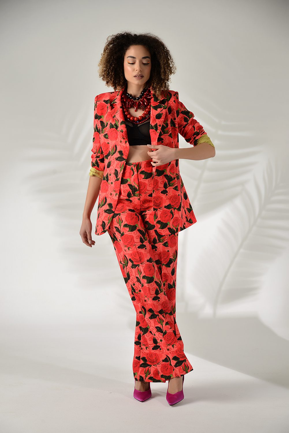 Μεσάτο σακάκι εμπριμέ και wide leg παντελόνι σε rose pattern