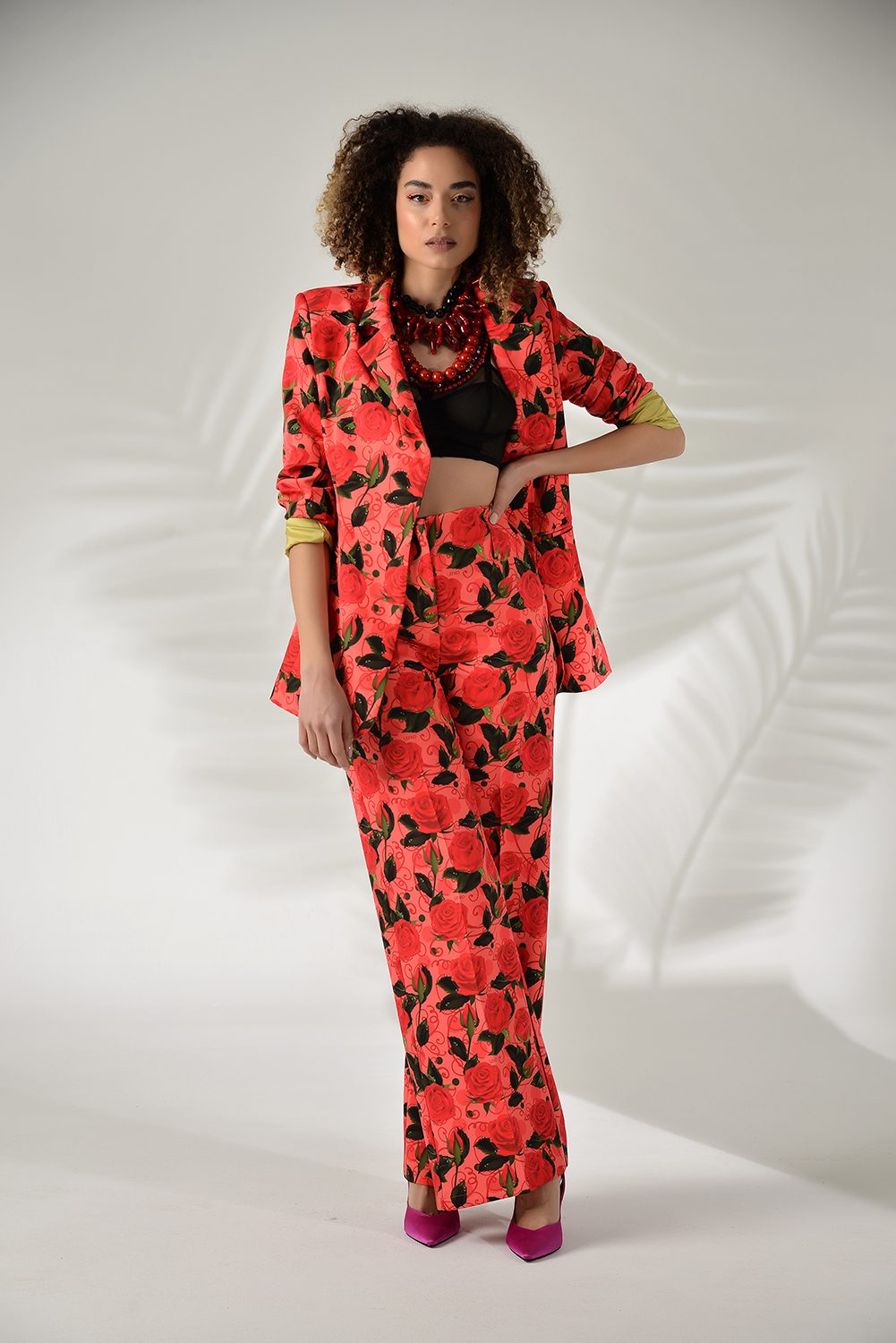 Μεσάτο σακάκι εμπριμέ και wide leg παντελόνι σε rose pattern