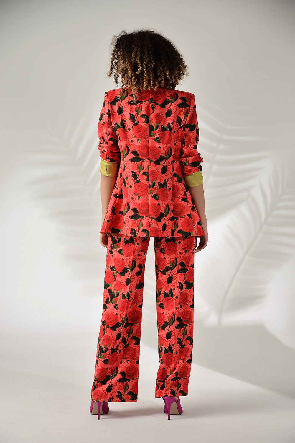 Μεσάτο σακάκι εμπριμέ και wide leg παντελόνι σε rose pattern