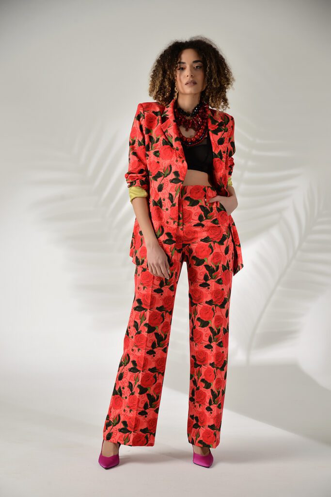 Μεσάτο σακάκι εμπριμέ και wide leg παντελόνι σε rose pattern