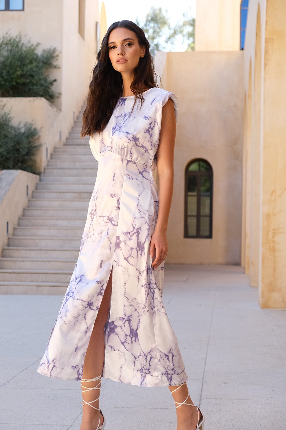 Εμπριμέ φόρεμα σατέν με βάτες