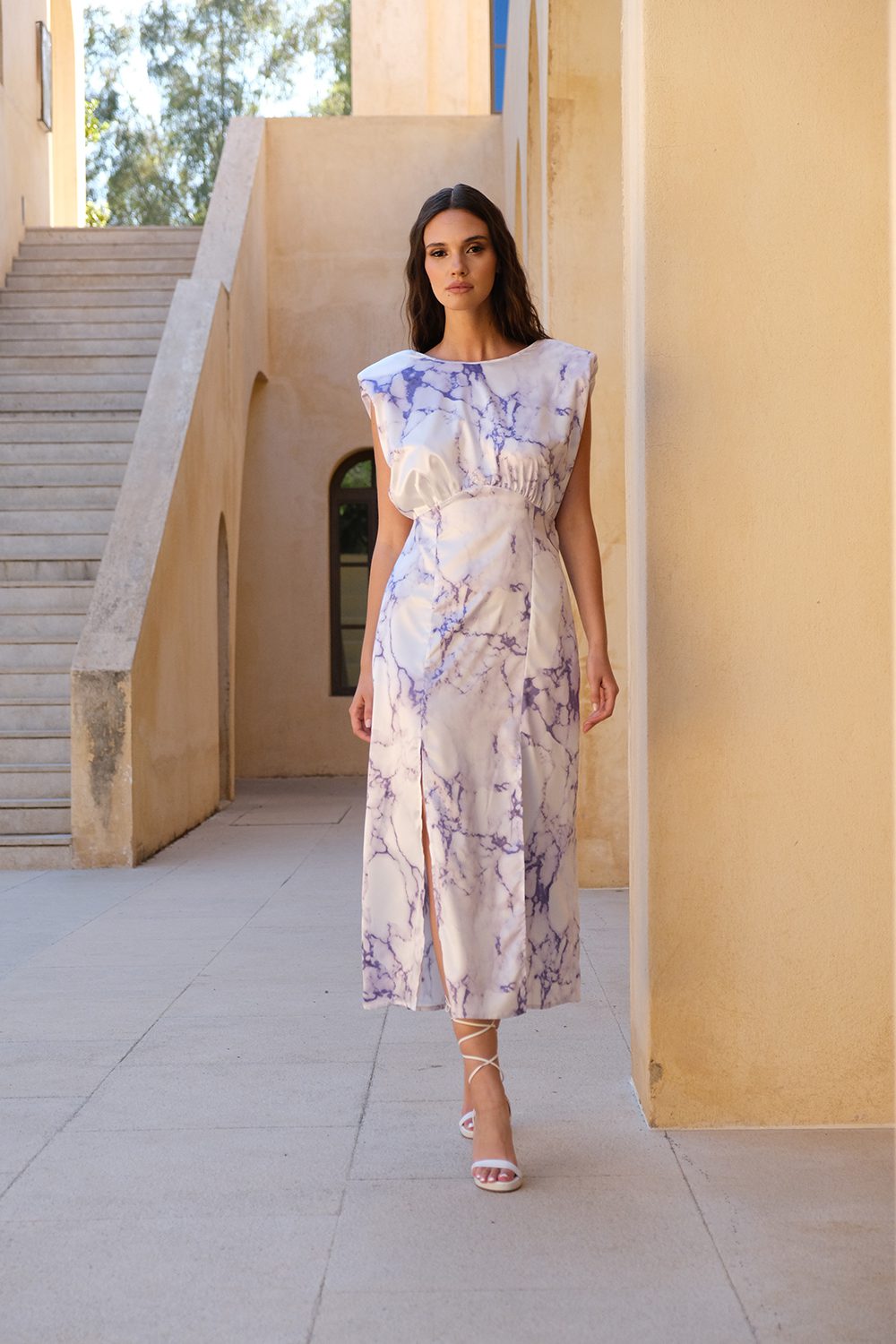 Εμπριμέ φόρεμα σατέν με βάτες