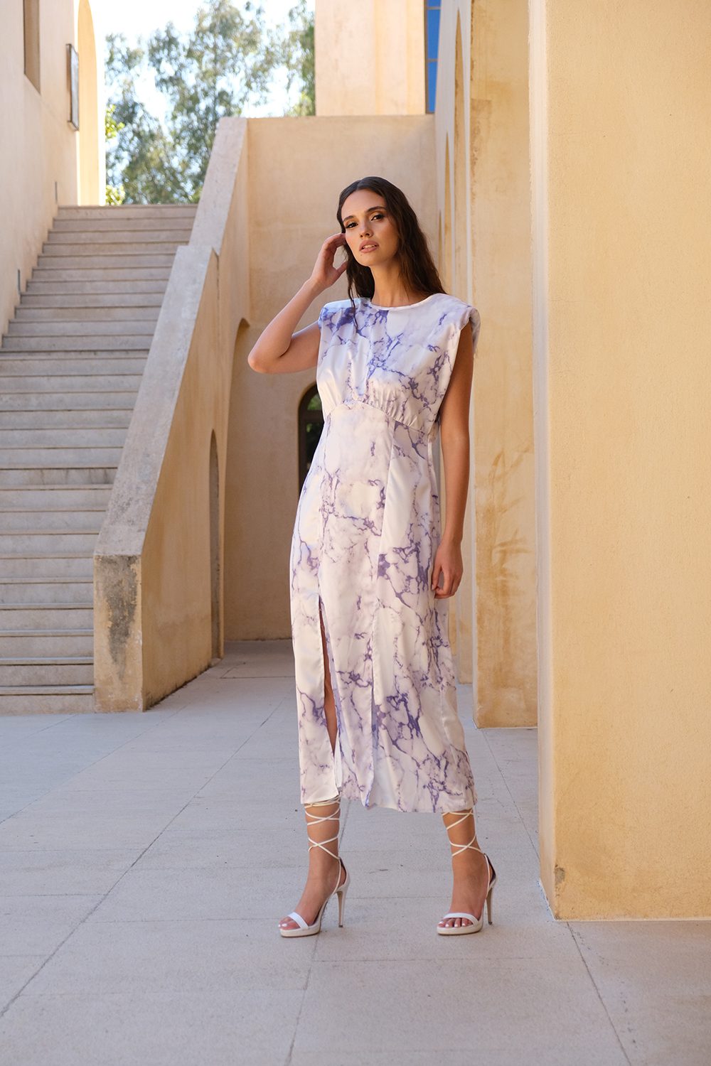 Εμπριμέ φόρεμα σατέν με βάτες