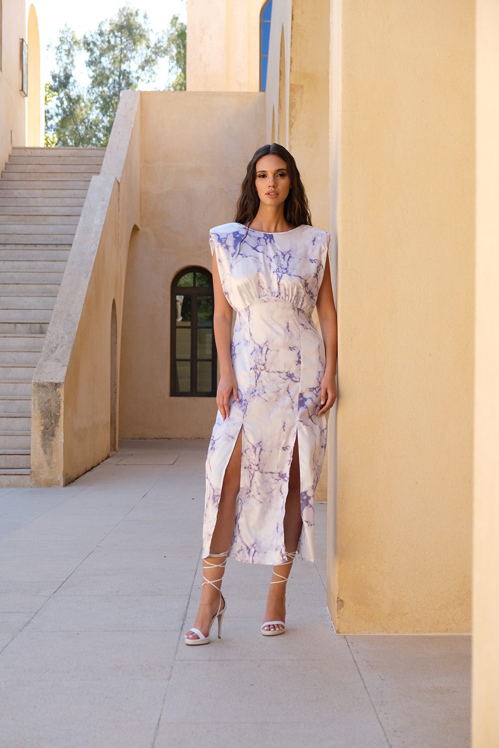 Εμπριμέ φόρεμα σατέν με βάτες