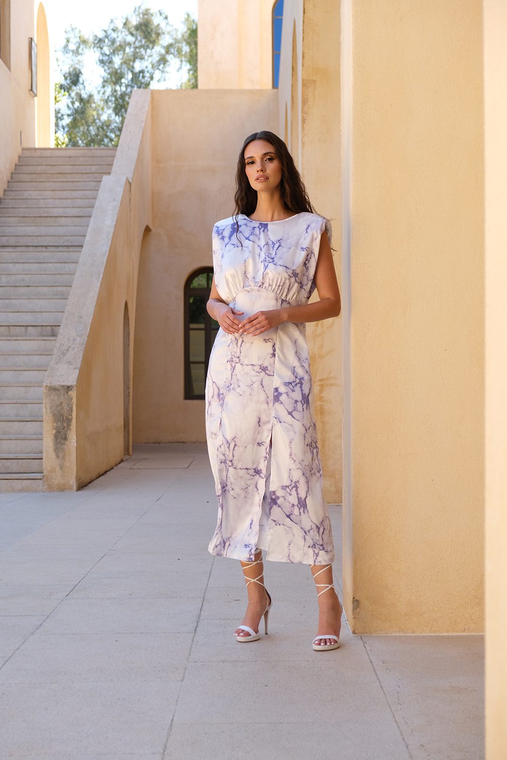 Εμπριμέ φόρεμα σατέν με βάτες