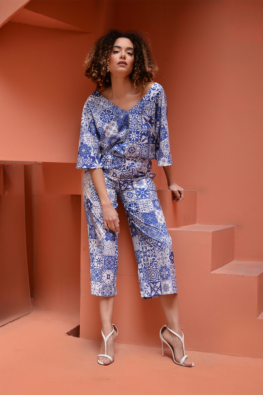 Εμπριμέ ζιπ κιλότ με λάστιχο και ασορτί μπλουζάκι