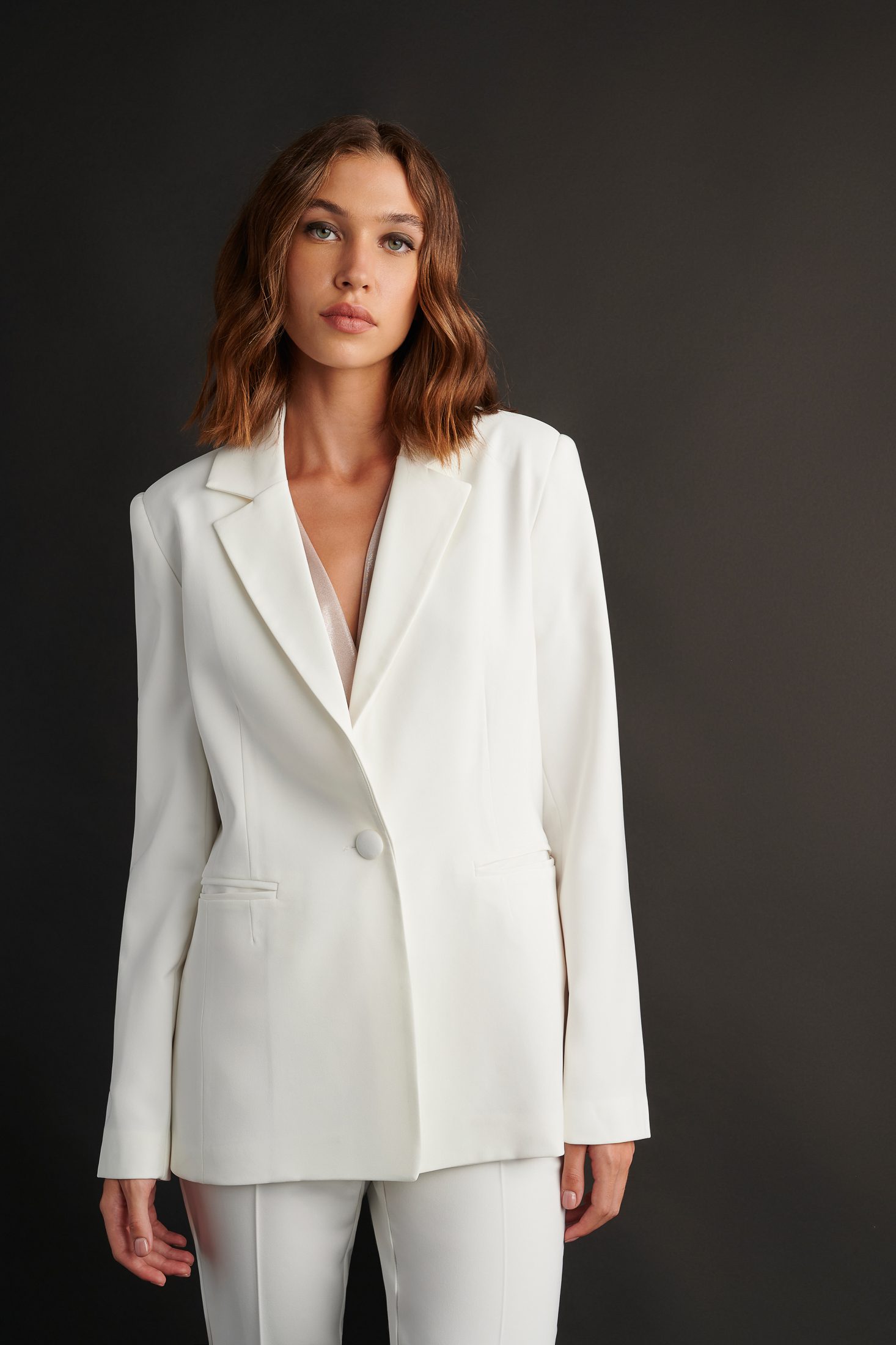 Μεσάτο σακάκι μονόχρωμο και skinny ψηλόμεσο παντελόνι