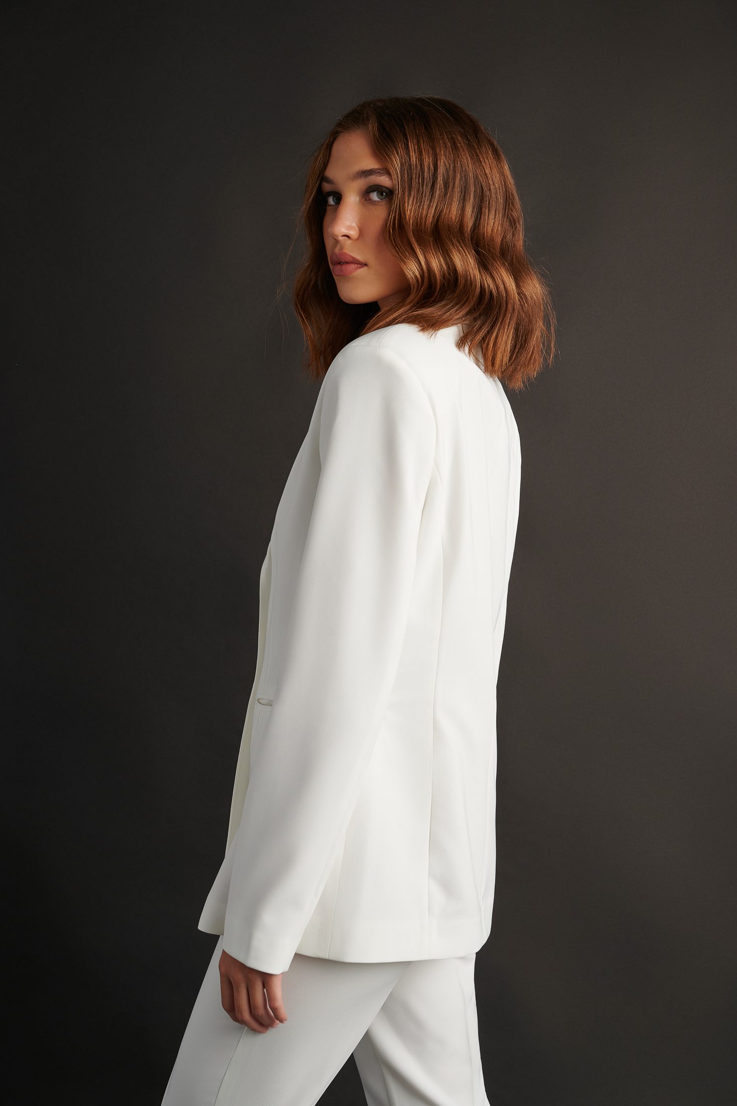 Μεσάτο σακάκι μονόχρωμο και skinny ψηλόμεσο παντελόνι