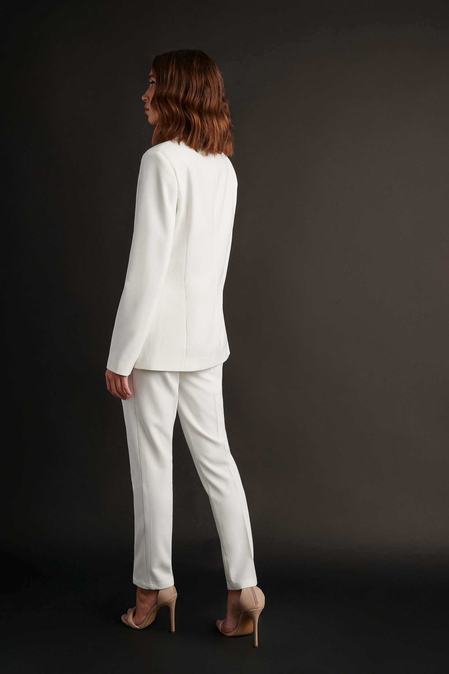 Μεσάτο σακάκι μονόχρωμο και skinny ψηλόμεσο παντελόνι